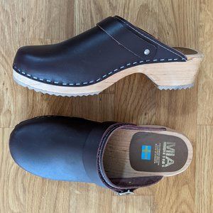 MIA wine clogs